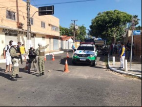 Após a colisão o motorista da caçamba não fugiu do local, e logo depois percebeu que era o seu neto que estava envolvido no acidente. O mototaxista, de identidade não revelada, não(Imagem:Reprodução)
