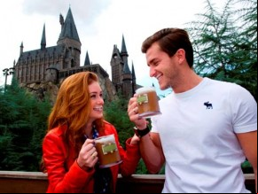 Marina Ruy Barbosa e Klebber Toledo bebem cerveja amanteigada e ficam com bigodinho.(Imagem:Divulgação)