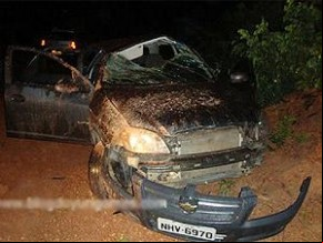 Carro capotou em uma curva durante a perseguição.(Imagem:Blog do Yuri Gomes)
