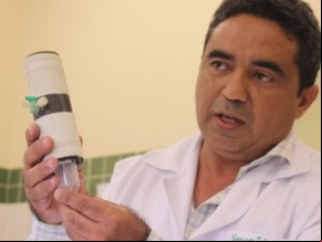 'Sêmen é coletado em um objeto chamado 'vagina artificial', disse o Soares.(Imagem: Fernando Brito/G1)