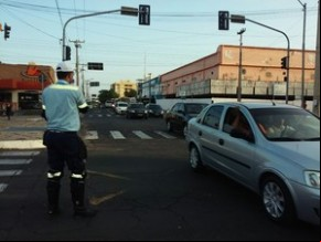 Agentes de trânsito estiveram na via para controlar o tráfego do local.(Imagem:Foto: Fernando Brito/G1)