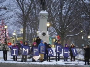 Em pequeno número, manifestantes pedem impeachment de Donald Trump em Pittsfield, Massachussets(Imagem:Ben Garver/The Berkshire Eagle via AP)