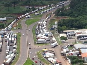 Dezenas de caminhões estão parados também em Xanxerê.(Imagem:PRF/Divulgação)