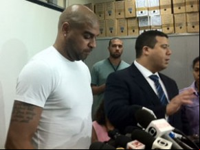 O jogador Adriano na 16ª DP (Barra da Tijuca) (Imagem:Alba Valéria Mendonça/G1)