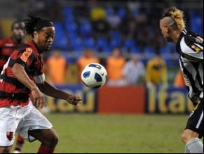R10 e Fábio Ferreira: clássico de penteados ousados e futebol modesto.(Imagem:Alexandre Vidal - Fla Imagem)