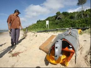 Destroço do helicóptero é encontrado na praia(Imagem:Joá Souza/Agência A Tarde/AE)
