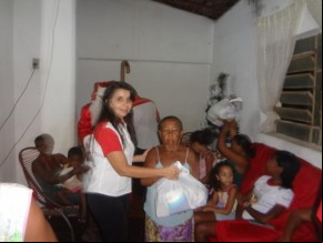 Entrega de cestas básicas.(Imagem:FlorianoNews)
