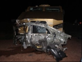 Parte do veículo de eio ficou presa no carro-forte.(Imagem: Ellyo Teixeira/G1)