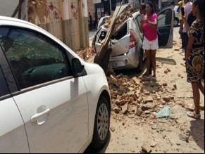 Casa abandonada desaba e atinge dois carros no Centro de Teresina.(Imagem:florianonews.piauiconectado.com)