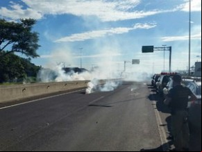 Bombas de gás são usadas para liberar a BR-101, em Três Cachoeiras.(Imagem:Alessandro Castro/PRF)