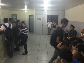 Revoltados, alunos que lotaram a Central de Flagrantes.(Imagem: G1 Piauí)