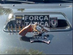 Arma usada em assalto foi encontrada com suspeito.(Imagem:Divulgação/ Polícia Militar)