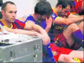 Messi chora ao lado de Iniesta e Mascherano.(Imagem:Miguel Ruiz/ Fotógrafo oficial do Barcelona)