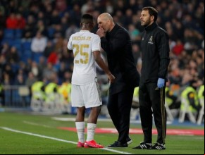 Técnico do Real Madrid, Zidane com Vinícius Júnior(Imagem:REUTERS/Susana Vera)
