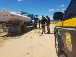 Operação Água Limpa apreende 4 mil litros de querosene de avião em carro-pipa.(Imagem:florianonews.piauiconectado.com)