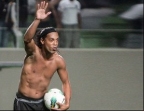 Ronaldinho reencontra o Fla após turbulenta saída.(Imagem:Bruno Cantini/Flick Atlético-MG)