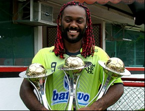 Love com taças que ganhou no Estadual de 2010.(Imagem:Rodrigo Benchimol / GLOBOESPORTE.COM)