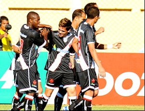 Eder Luís comemora com os companheiros o primeiro gol do Vasco(Imagem:(Foto: Marcelo Sadio))