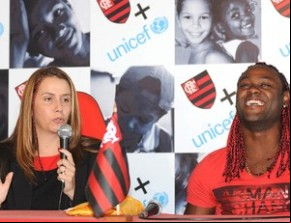 Patrícia Amorim durante apresentação de Vagner Love.(Imagem:André Durão / GLOBOESPORTE.COM)