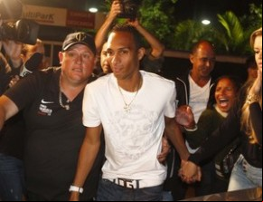 Liedson chega para a festa do pentacampeonato.(Imagem:Gustavo Tilio/Globoesporte.com)