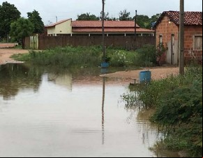 Chuva deixa famílias desabrigadas e Curimatá decreta calamidade pública.(Imagem:florianonews.piauiconectado.com)