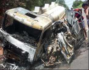 Veículos pegam fogo em colisão e deixam 4 mortos da mesma família.(Imagem:florianonews.piauiconectado.com)