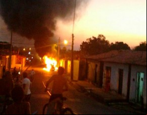 Hilux bate em moto e pega fogo na zona norte de Teresina.(Imagem:florianonews.piauiconectado.com)