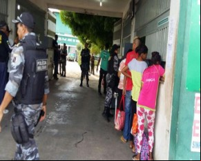 Tropa policial força entrada de visitantes na Casa de Custódia.(Imagem:florianonews.piauiconectado.com)