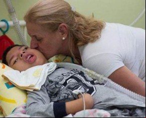 Enfermeira adota garoto com paralisia abandonado pelos pais.(Imagem:Divulgação)