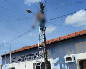 Homem morre eletrocutado em poste de energia durante trabalho em Sigefredo Pacheco, no Piauí(Imagem:Reprodução)
