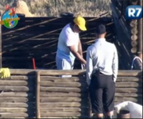  Dinei e Compadre especulam sobre a Roça.(Imagem:Reprodução/ Rede Record)