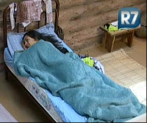   Melancia e Sergio Abreu cochilam na Casa da Roça(Imagem:Reprodução/ Rede Record)
