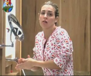 Joana Machado não se anima com a Festa Design e já vai para o quarto deitar.(Imagem:Reprodução/ Rede Record)