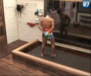  Sergio Abreu se descuida durante o banho(Imagem:Reprodução/Rede Record )
