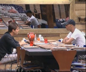   Dinei e Thiago conversam na cozinha.(Imagem:Reprodução/ Rede Record)