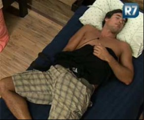 Daniel coloca a mão dentro da bermuda para se coçar melhor(Imagem:Reprodução / Rede Record  )