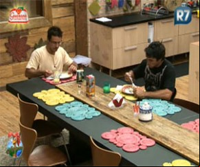 Sergio Abreu e Daniel se deliciaram com o almoço de Luiza(Imagem:Reprodução/Rede Record)