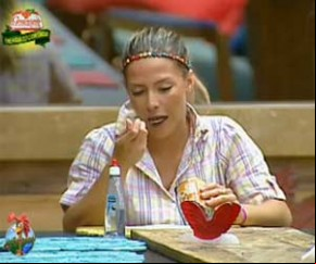   Loira ataca doce de leite(Imagem:Reprodução / Rede Record)