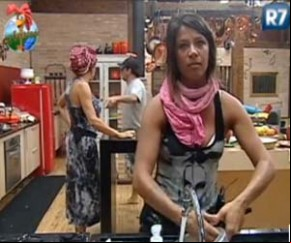 Louça do almoço desencadeia nova briga(Imagem:Reprodução / Rede Record)