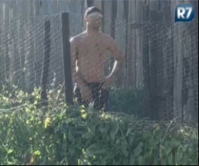 Dinei fica bravo com a sujeira das aves.(Imagem:Reprodução/ Rede Record  )