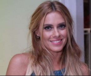 Carolina Dieckmann posa de biquíni e magreza impressiona fãs.(Imagem:MSN)