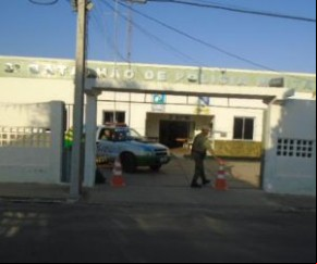 Veículo furtado é encontrado abandonado no bairro Princesa do Sul.(Imagem:FlorianoNews)