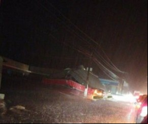 Teto de posto de combustíveis desaba durante chuva em Teresina.(Imagem:Divulgação)