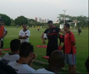 Anderson Kamar apresentado no Flamengo-PI. Athirson ao lado do atacante.(Imagem:Lívia Barradas)