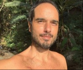 O ator Léo Rosa morreu nesta terça (9) aos 37 anos. Ele enfrentava um câncer desde 2018. A notícia foi confirmada à reportagem pelo ator Daniel Ávila, amigo de Rosa.  O artista fez(Imagem:Reprodução)
