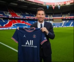 De acordo com o site Transfermarkt, especializado em negócios do futebol, o time do PSG vale hoje 993,7 milhões de euros (R$ 6,1 bilhões). O atleta mais valioso do clube é o atacan(Imagem:Reprodução)