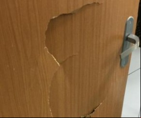 Vítima se trancou no banheiro, mas suspeito arrombou a porta.(Imagem:Arquivo Pessoal /Júnior Evangelista)