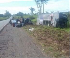 Ônibus da cantora Márcia Felipe se envolve em acidente.(Imagem:florianonews.piauiconectado.com)