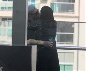 Ferrugem beija muito a esposa durante compras em shopping do Rio.(Imagem:Daniel Delmiro)