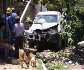 Motorista perde controle e carro da Eletrobras derruba poste.(Imagem:florianonews.piauiconectado.com)